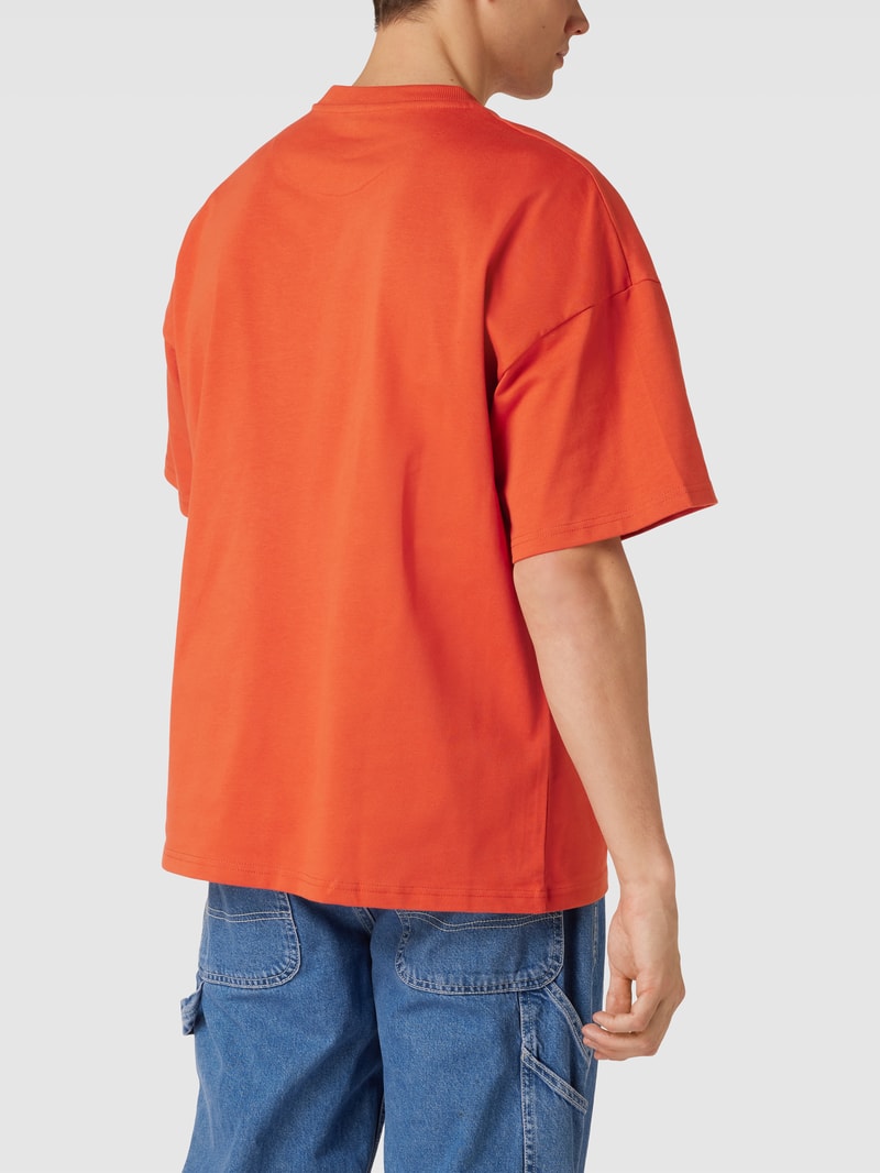 T-Shirt mit Label-Stitching in dunkel orange