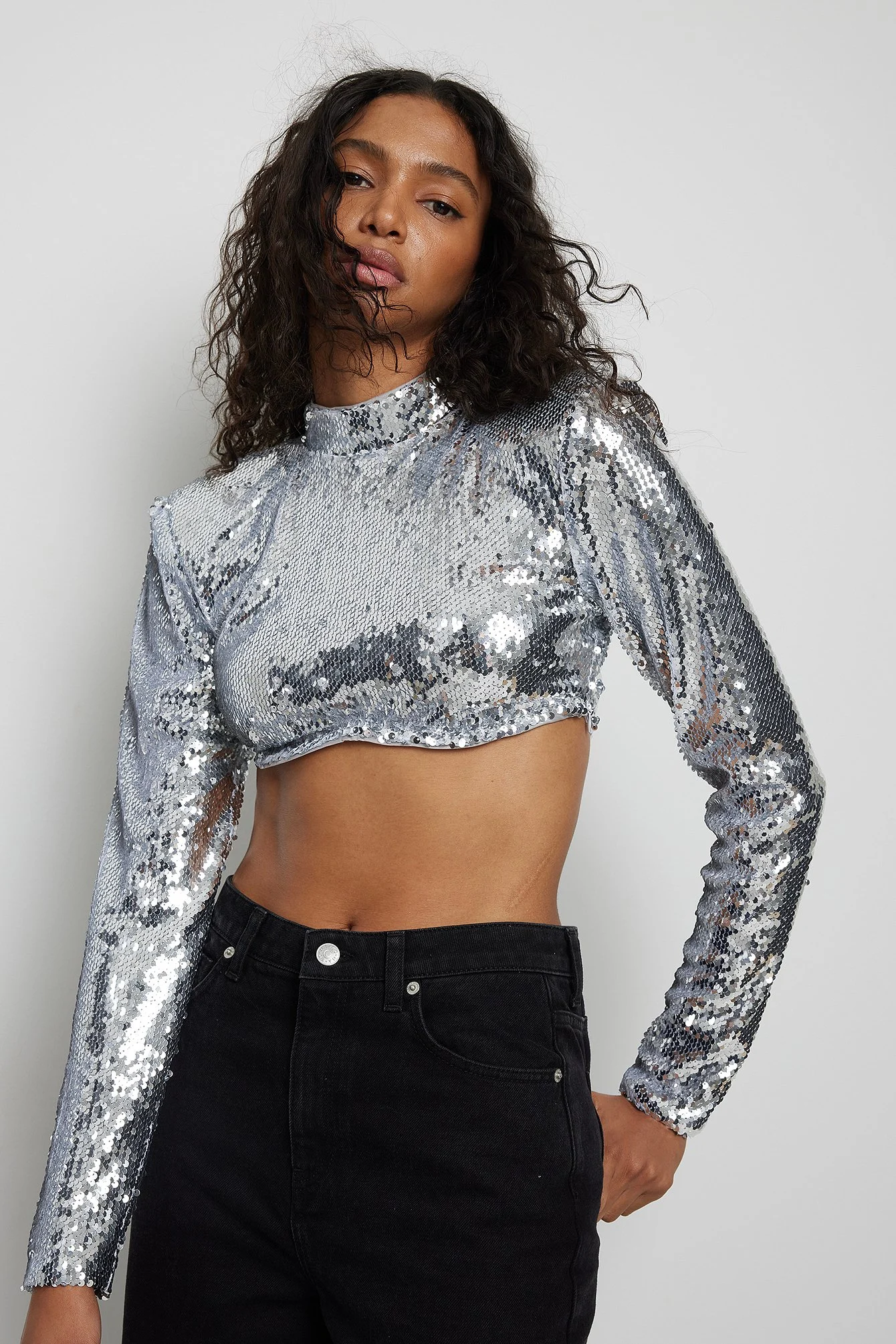 Crop-Top mit Pailletten und Schulterpolstern