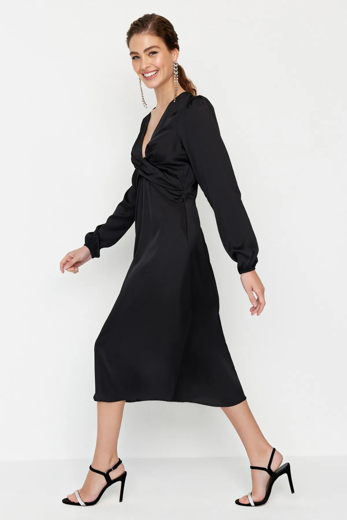 Trendyol Collection  Schwarzes, tief ausgeschnittenes, gewebtes, elegantes Abendkleid TPRAW23EL00220