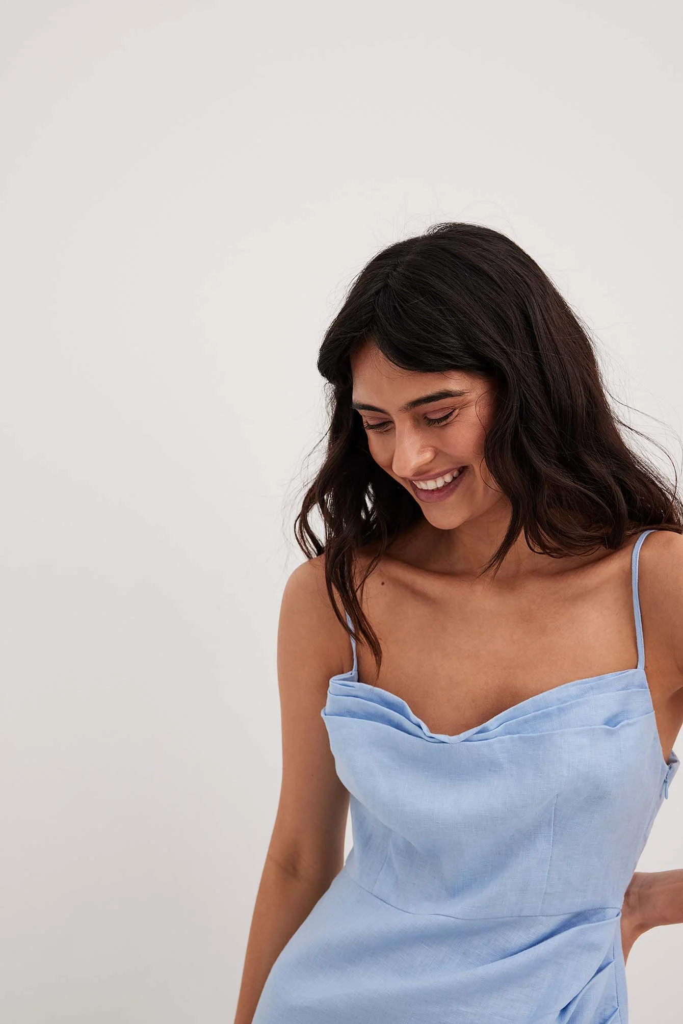 Leinenkleid mit überlappendem Wasserfallausschnitt