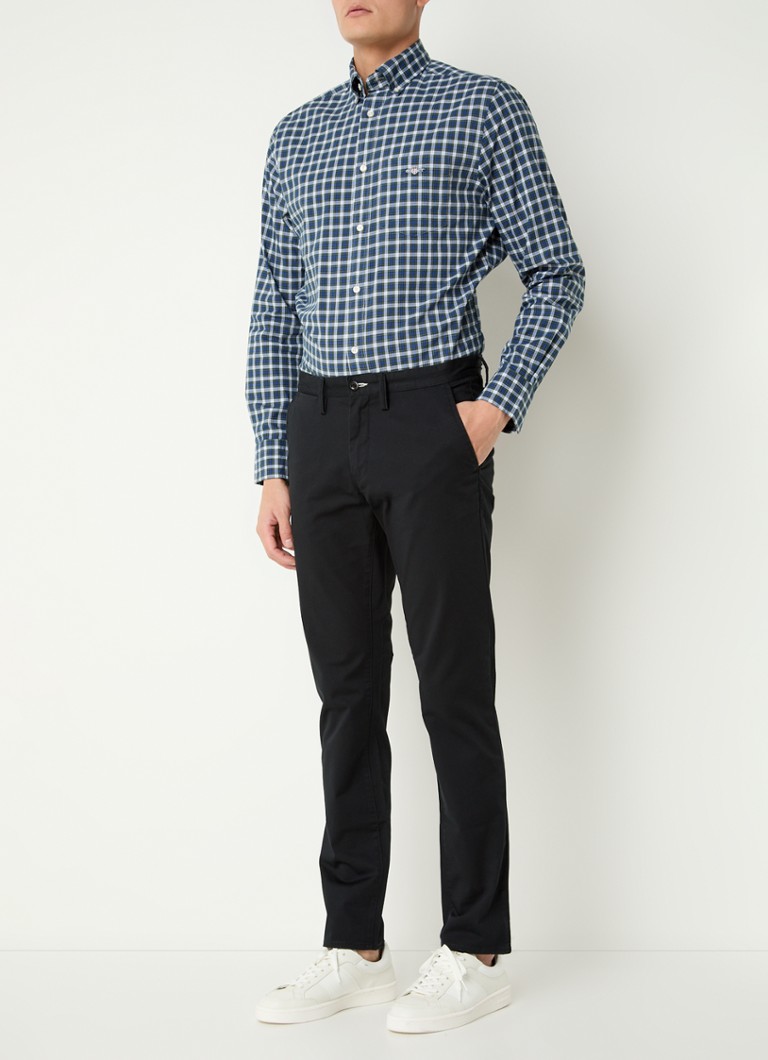 Pantaloni chino Gant slim fit, confecționați din amestec de bumbac organic, cu buzunare laterale.