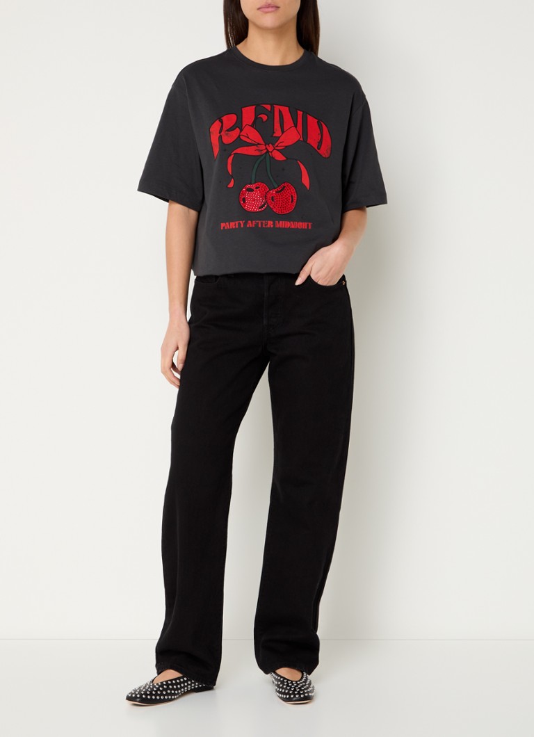 Luźna koszulka Maggy marki Refined Department z nadrukowanym logo i kryształkami.
