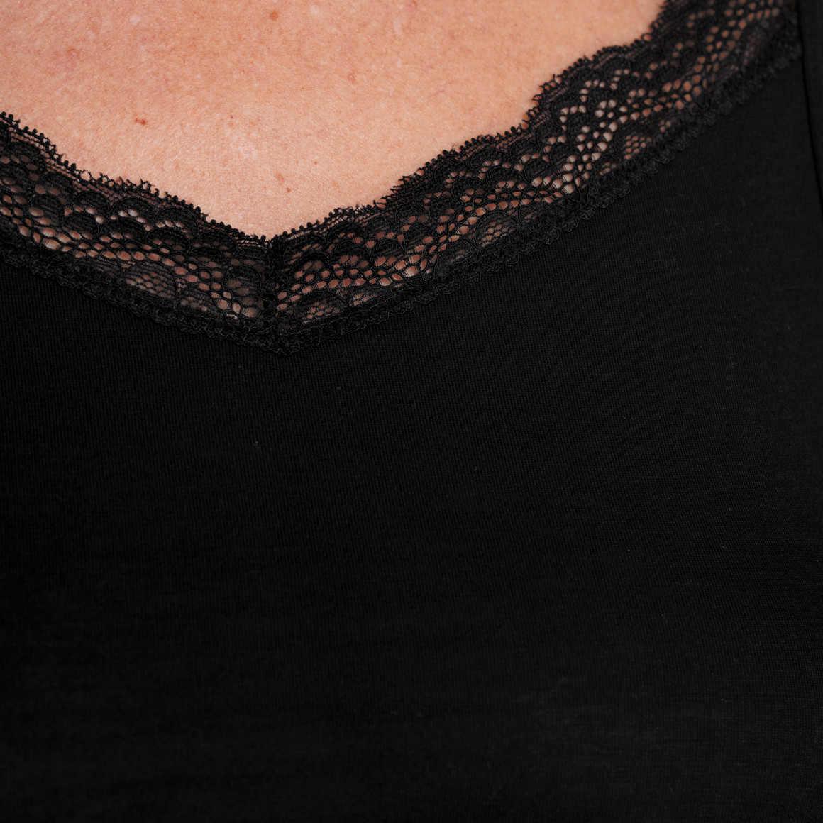 2 Damen Unterhemden mit Spitze