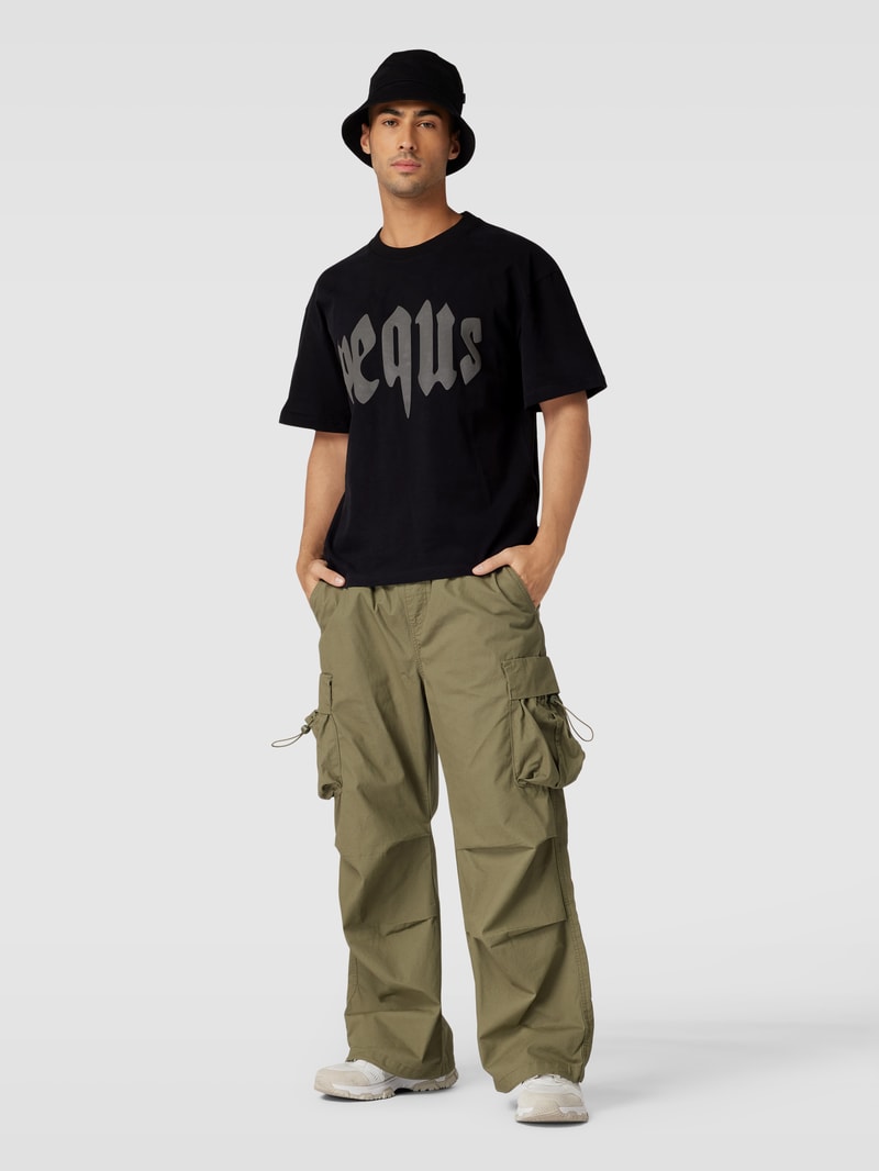 T-Shirt mit Label-Print und überschnittenen Schultern in schwarz