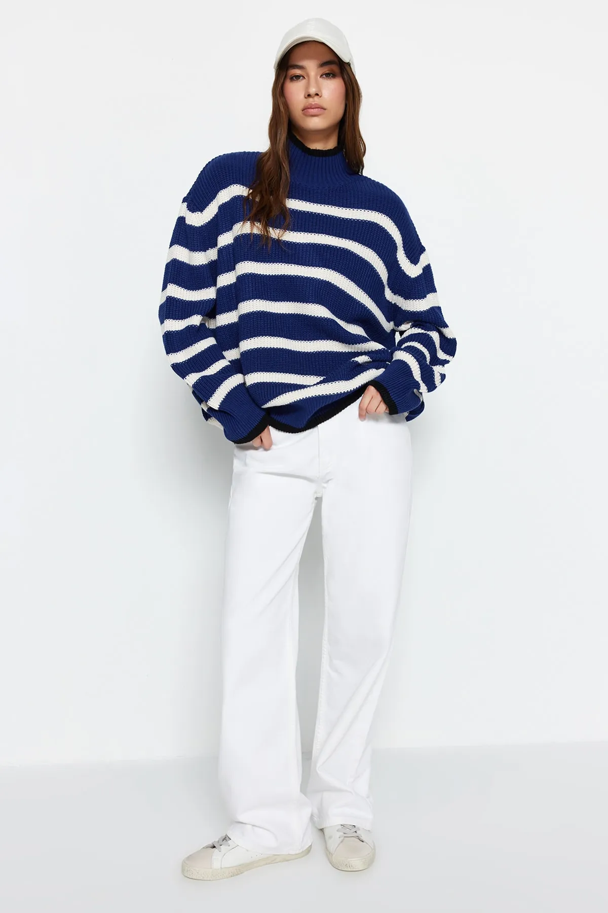 Trendyol Collection  Blauer, gestreifter Strickpullover mit weiter Passform TWOAW23KZ01446