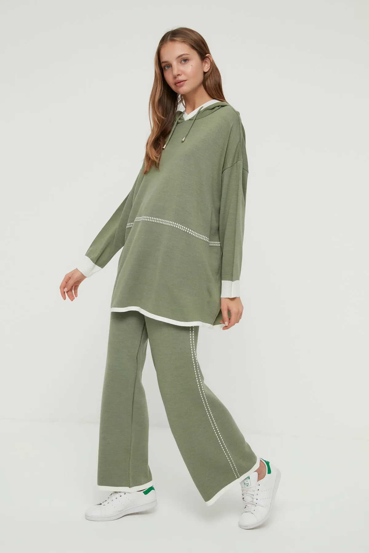 Trendyol Modest  Mintgrünes Strickset aus Sweatshirt und Hose mit Kapuze und Kontrastnähten TCTAW22US0125