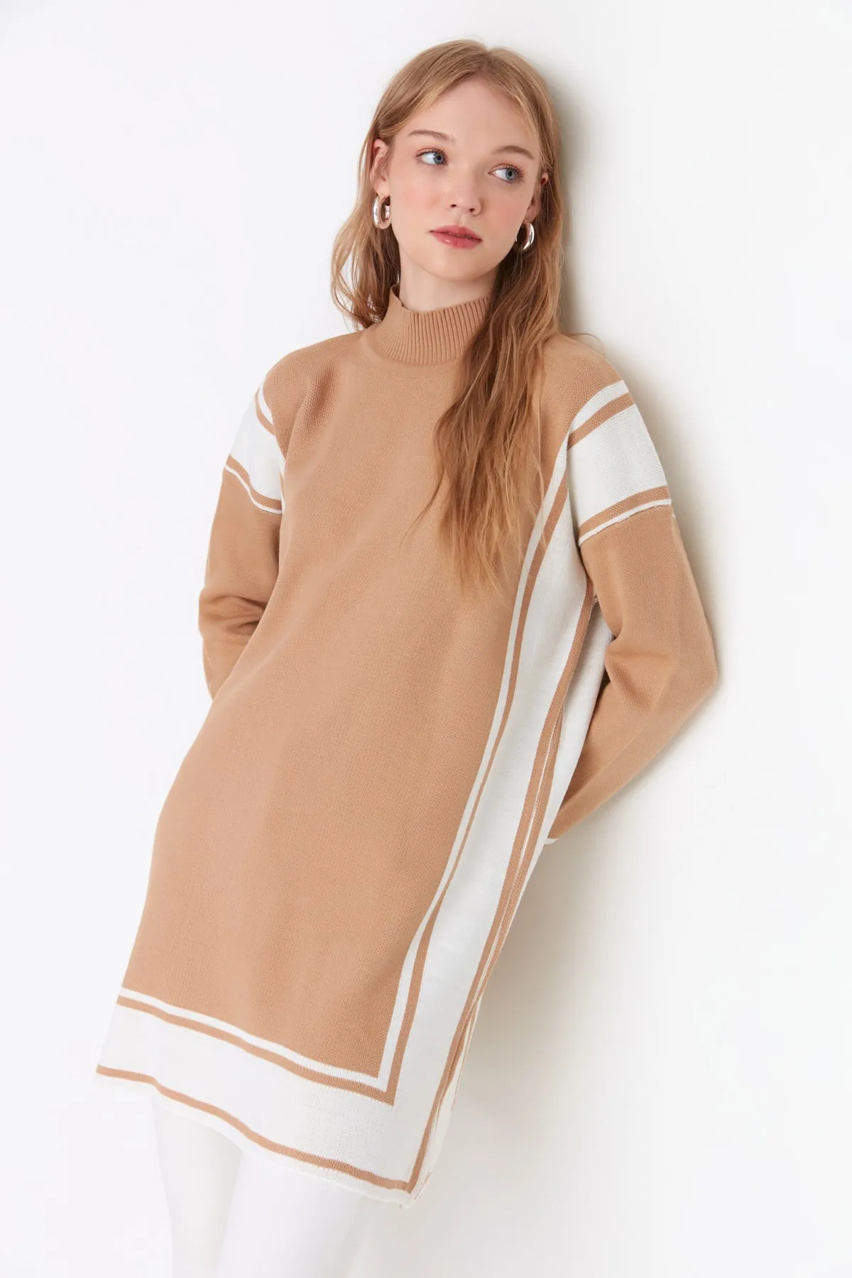 Trendyol Modest  Braun gestreifter Strickpullover mit hohem Kragen TCTAW22AK0163