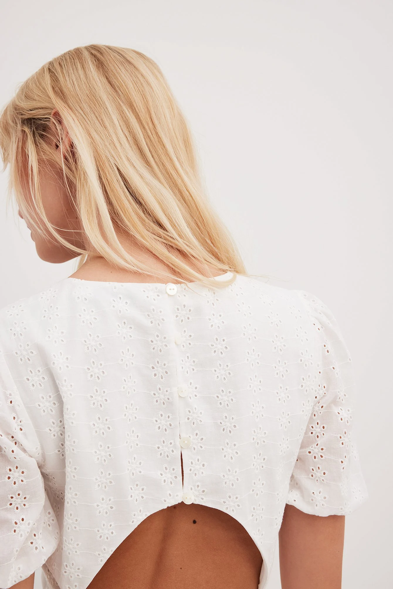 Anglaise-Minikleid mit offenem Rücken