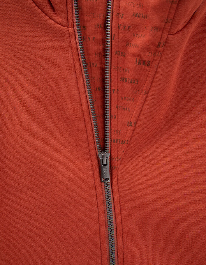 Cardigan brique avec visière sur capuche garçon