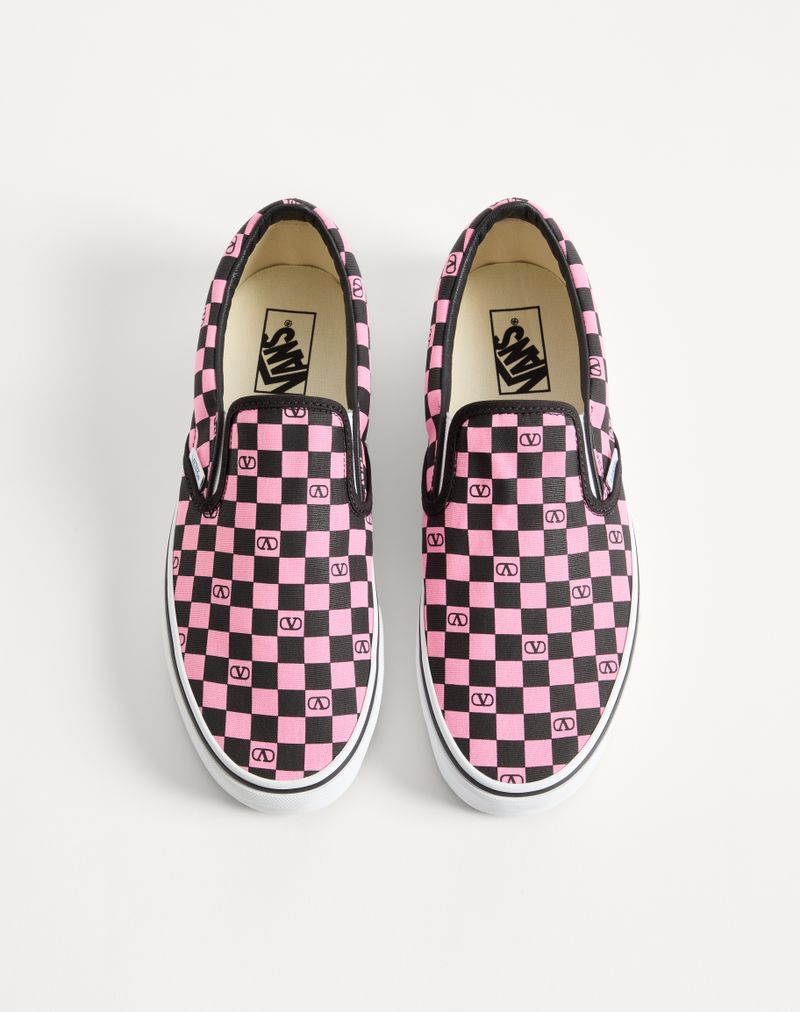 Tênis slip-on Valentino Garavani e Vans em tecido com estampa xadrez do logo V.