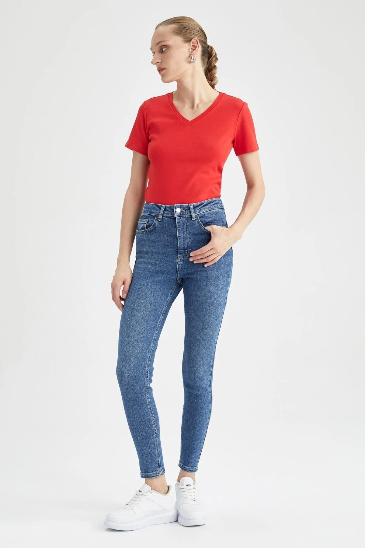 DeFacto  Slim Fit T-Shirt mit V-Ausschnitt und kurzen Ärmeln, 100 % Baumwolle, I1080az23sm