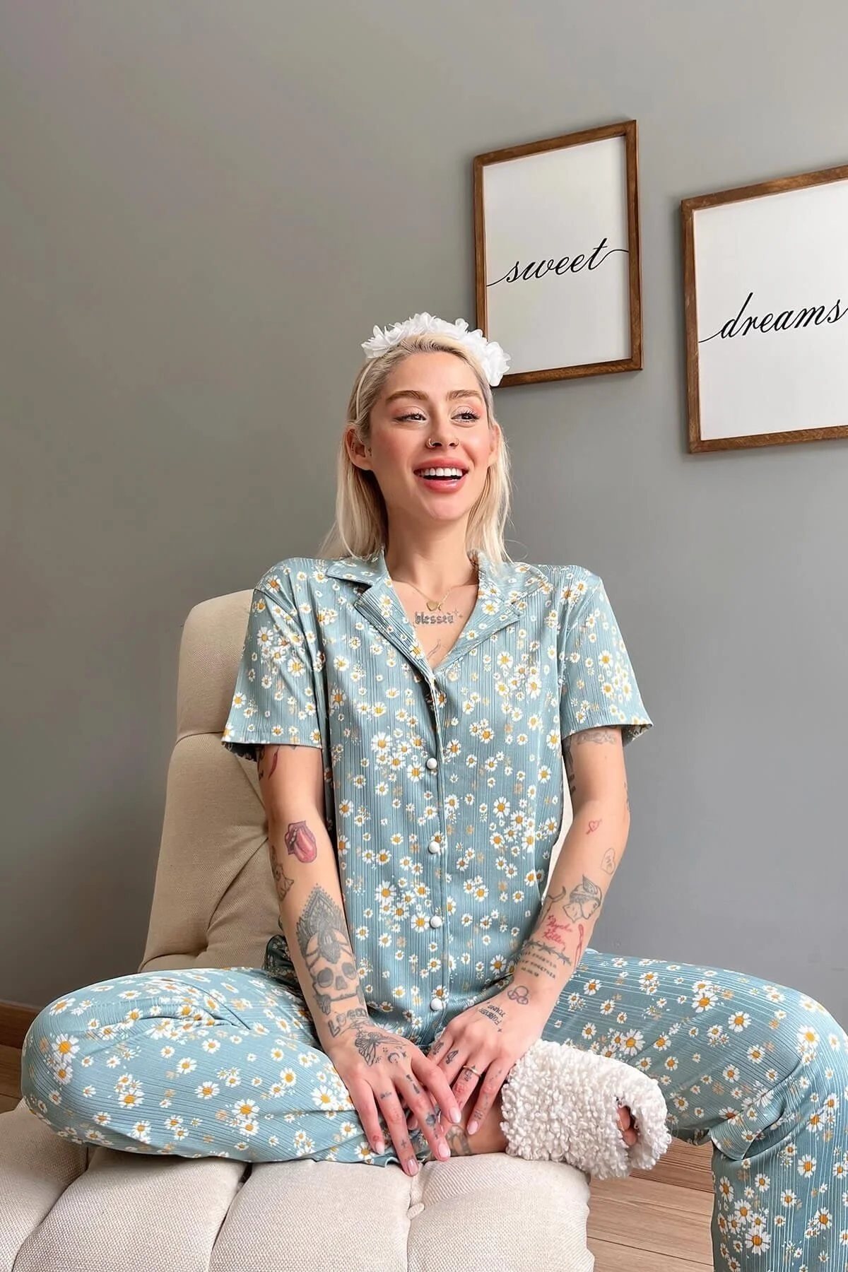 Pijamaevi  Kurzärmliger Damen-Pyjama mit Mini-Gänseblümchenmuster, gestrickt, vorne geknöpft