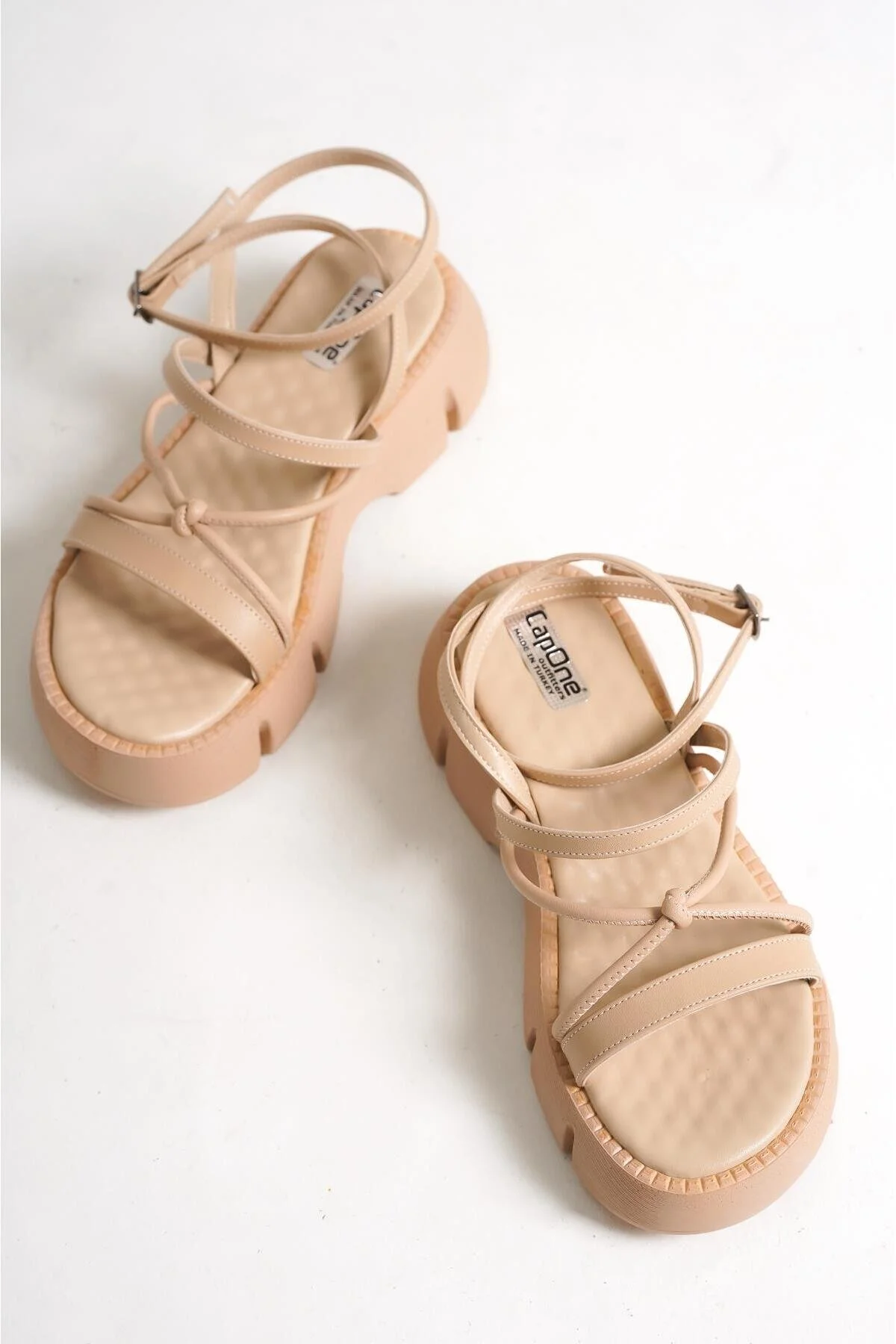 Capone Outfitters  Capone Damen-Sandalen mit dickem Sohlen-Knöchelriemen und bequemer Sohle in Beige