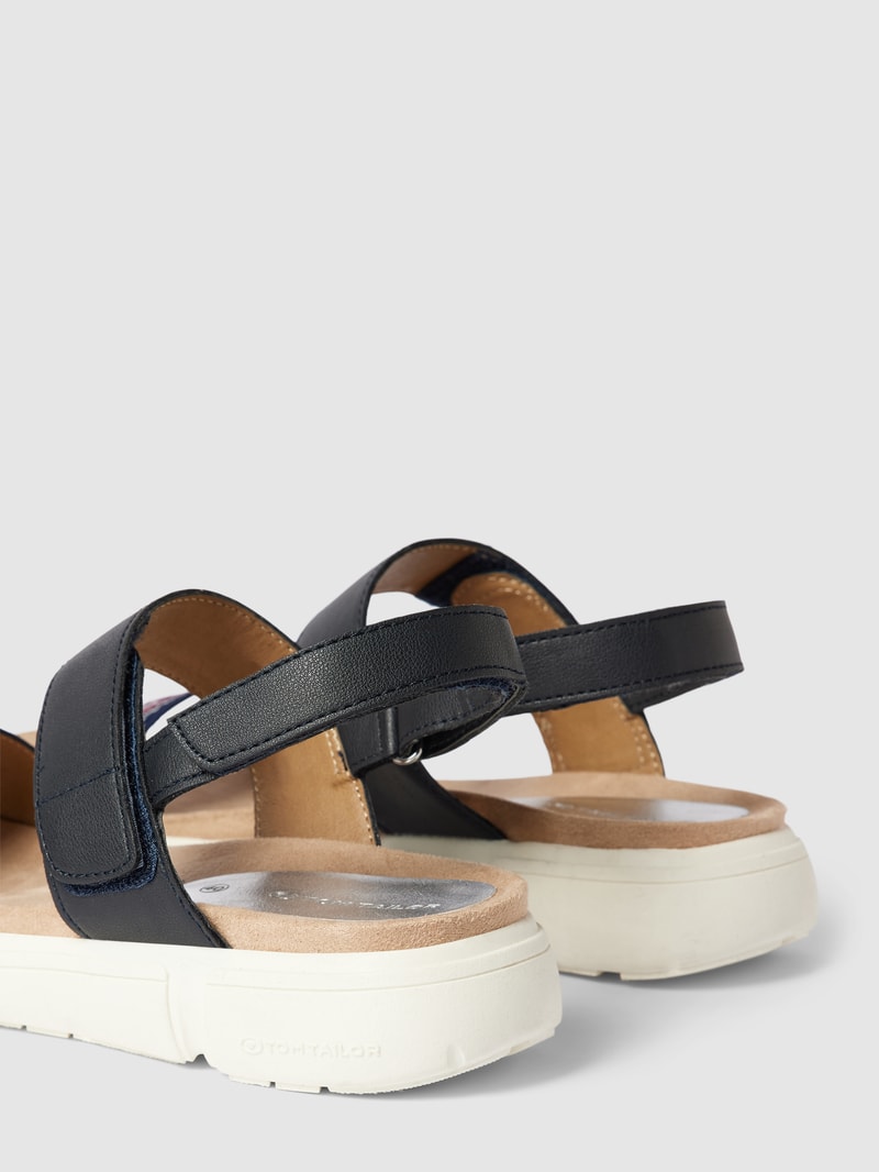 Sandalen mit Label-Detail in marineblau