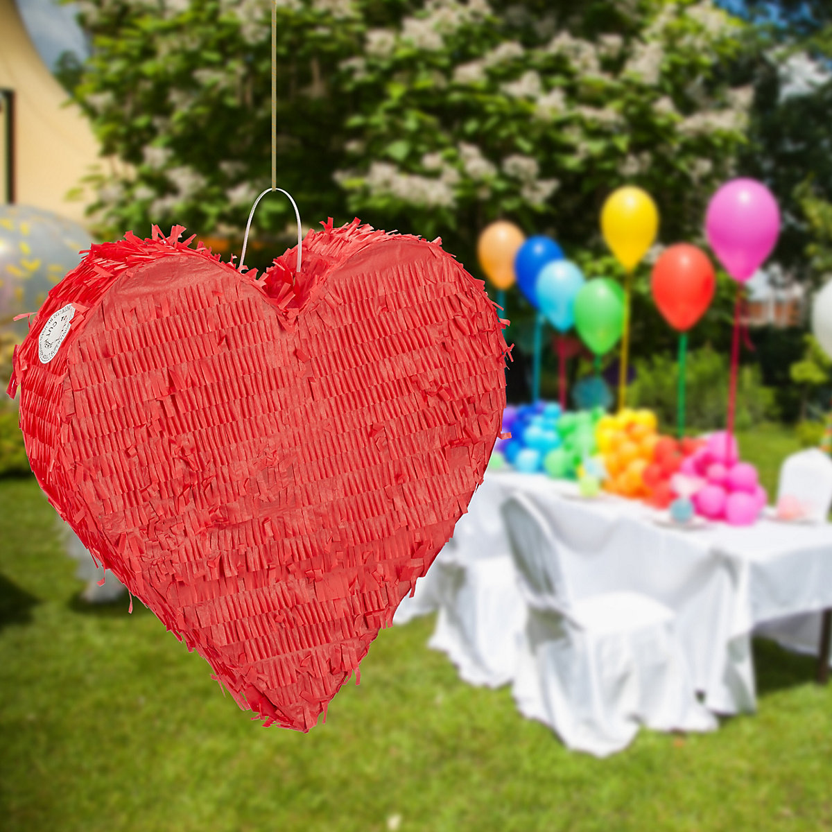 Rote Pinata in Herz-Form