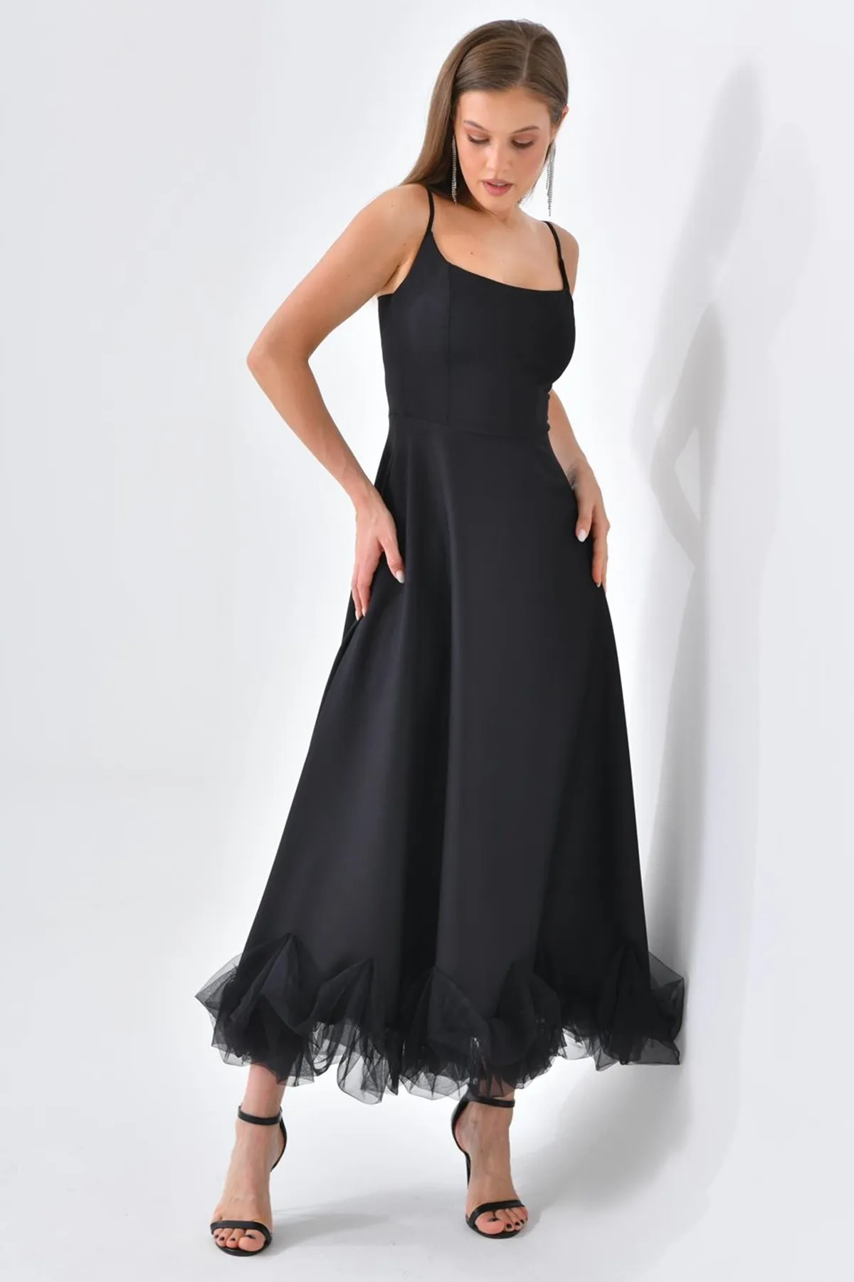 lovebox  Schwarzes Abendkleid in Midilänge mit schmalen Trägern, ausgestelltem Rock aus Baumwollatlasgewebe und Tülldetail 9326