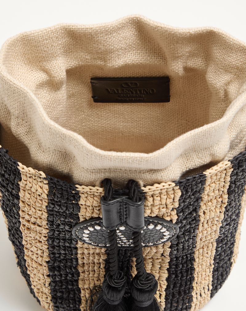 Valentino Garavani lille stribet raffia-buckettaske