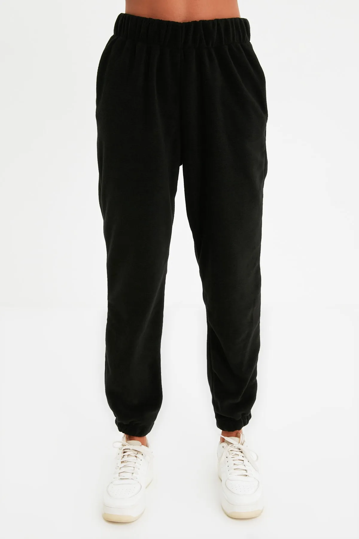 Trendyol Collection  Schwarze lockere Jogginghose aus Fleece-Strick TWOAW22EA0398