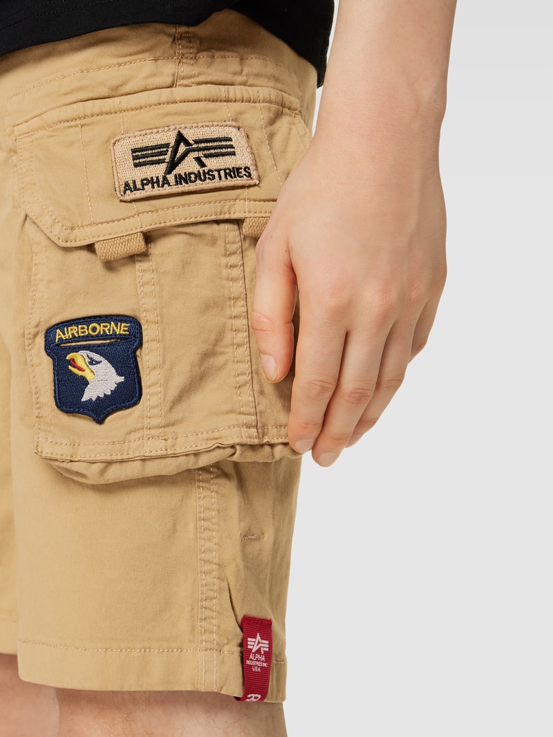 Bermudas mit Label-Details in sand