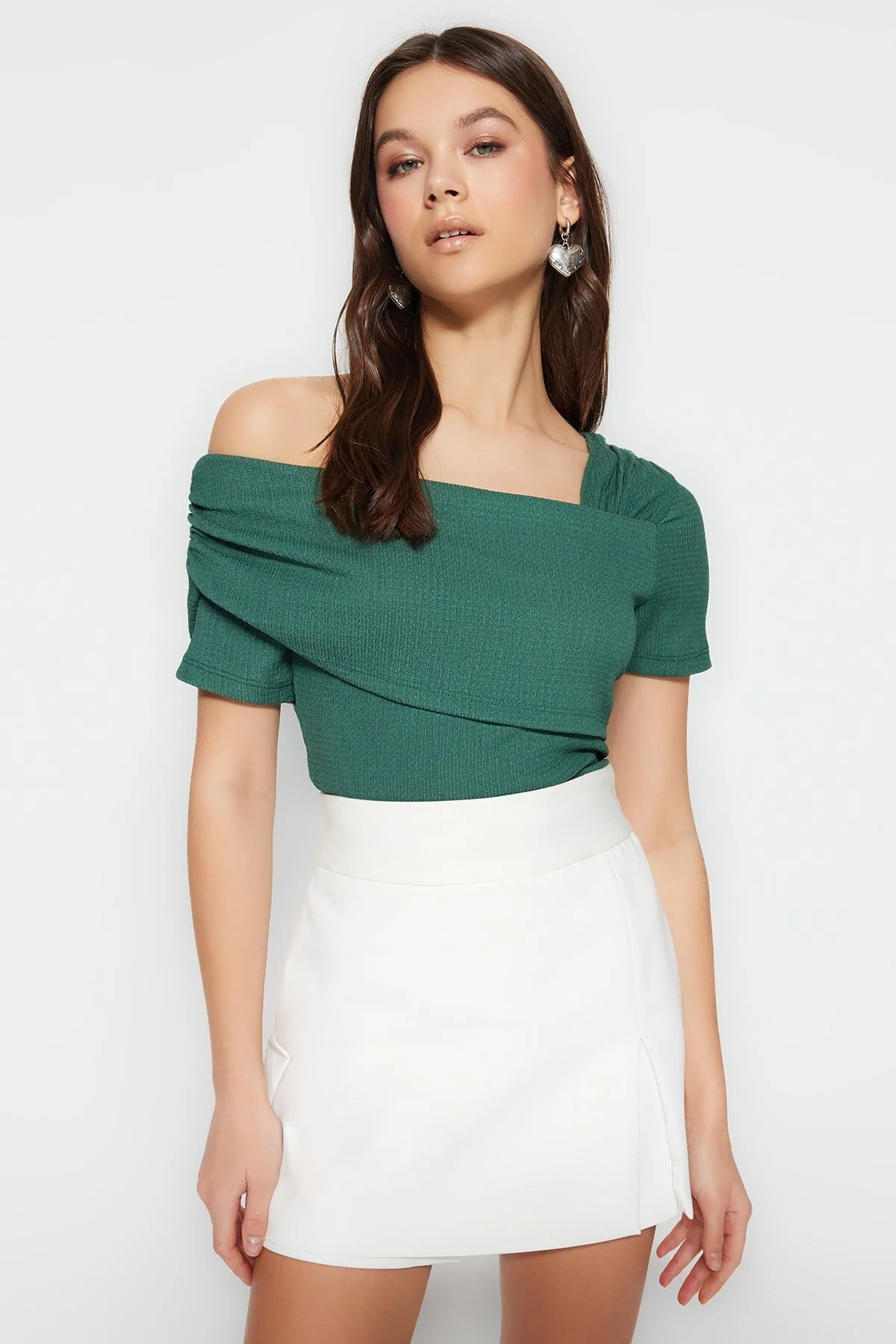 Trendyol Collection  Smaragdgrüner, asymmetrischer, taillierter/körperbetonter Strickbody mit Druckknöpfen, Kragen TWOSS23BD00060