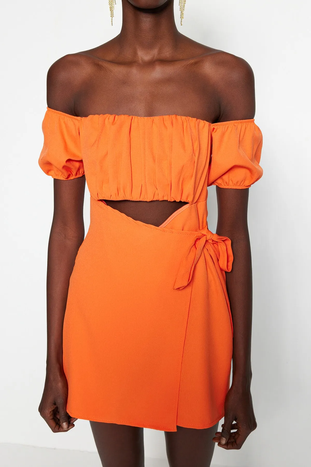 Trendyol Collection  Orangefarbener Jumpsuit mit gewebtem Fenster/Ausschnitt-Detail TPRSS22EL1006