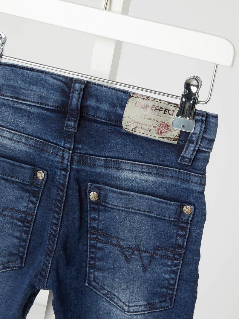 Jeans in schmaler Passform mit Kontrastnähten in jeans