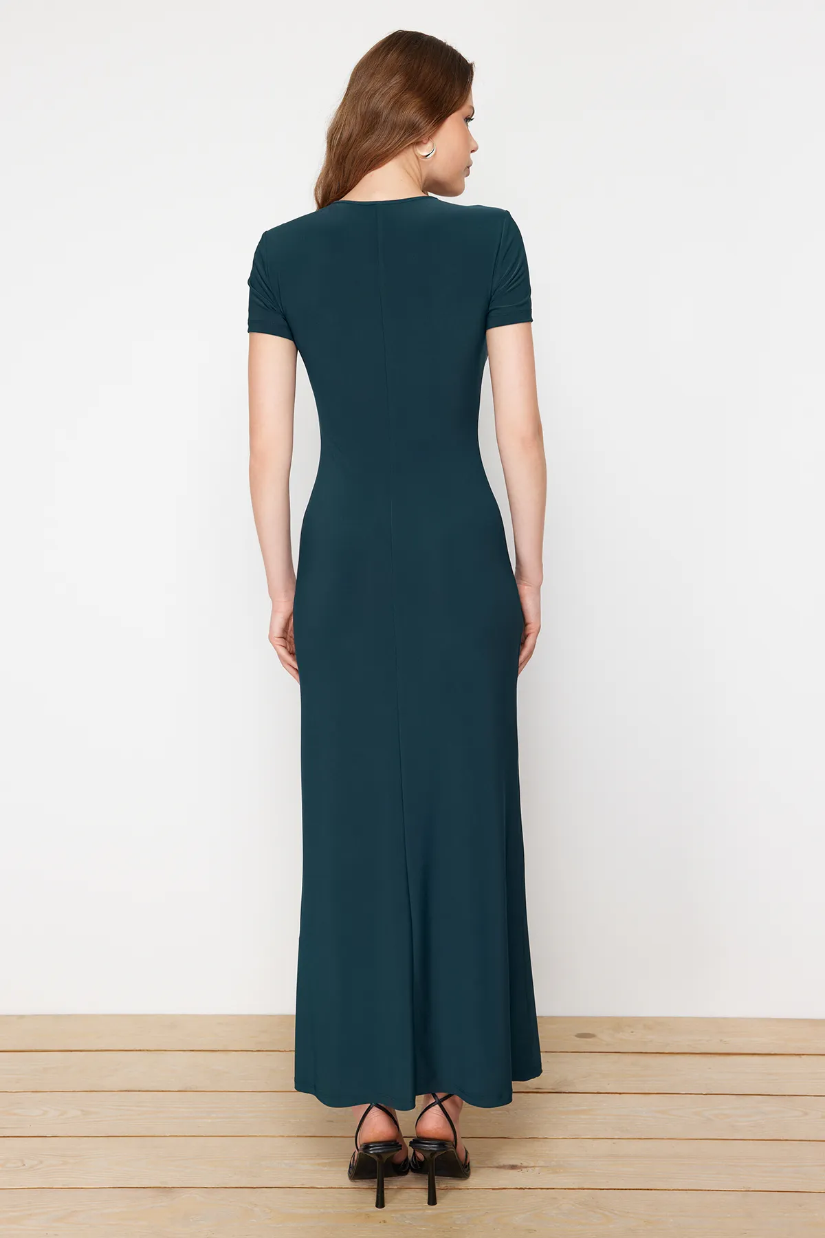 Trendyol Collection  Smaragdgrünes, kurzärmliges, tailliertes Rundhals-Maxi-Bleistiftkleid aus flexiblem Strick TWOSS24EL00097