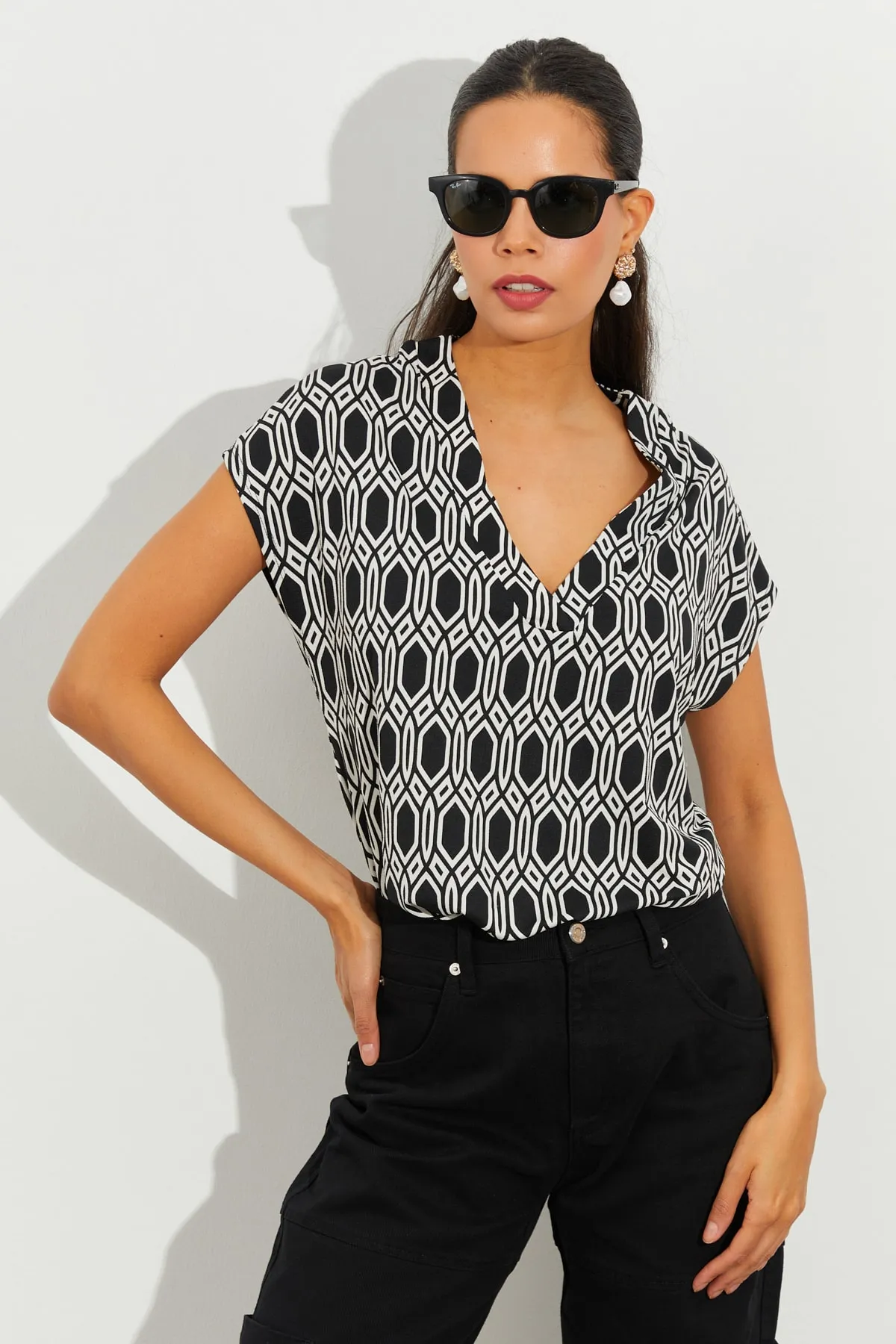 Cool & Sexy  Schwarz-weiß gemusterte Damenbluse mit V-Ausschnitt LPP1217