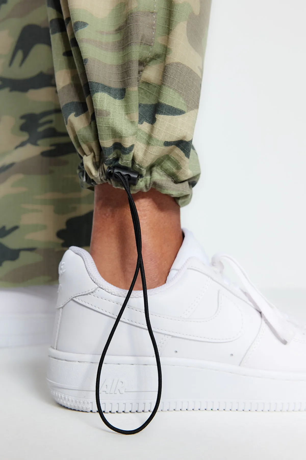 Trendyol Collection  Mehrfarbige Ribstop-Jeans mit Camouflage-Print, hoher Taille und weitem Bein und Cargo-Taschen TWOSS23JE00148