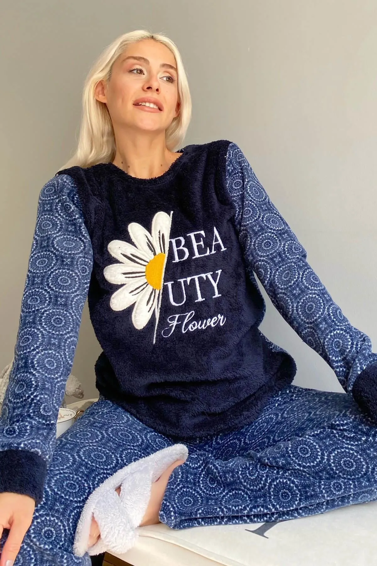 Pijamaevi  Marineblaues Damen-Pyjama-Set aus Plüsch mit Gänseblümchenmuster