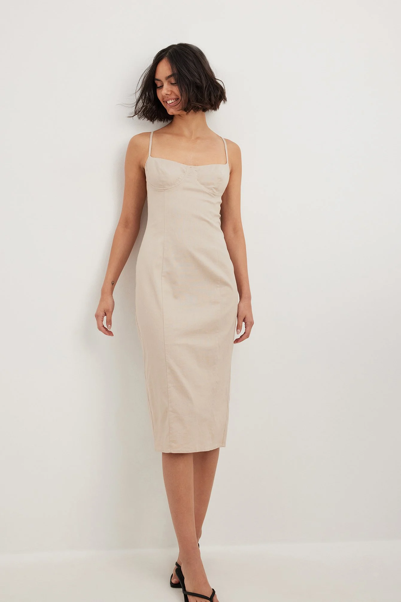 Midikleid mit Körbchendetails