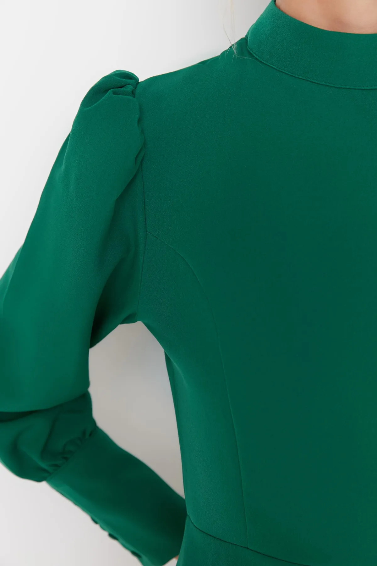 Trendyol Collection  Smaragdgrünes A-Linien-Minikleid mit Stehkragen und gerafftem Webmuster TWOAW21EL1816
