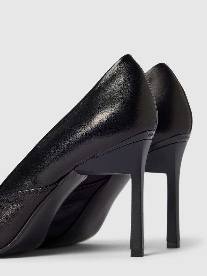 Pumps aus Leder mit spitzer Form in schwarz