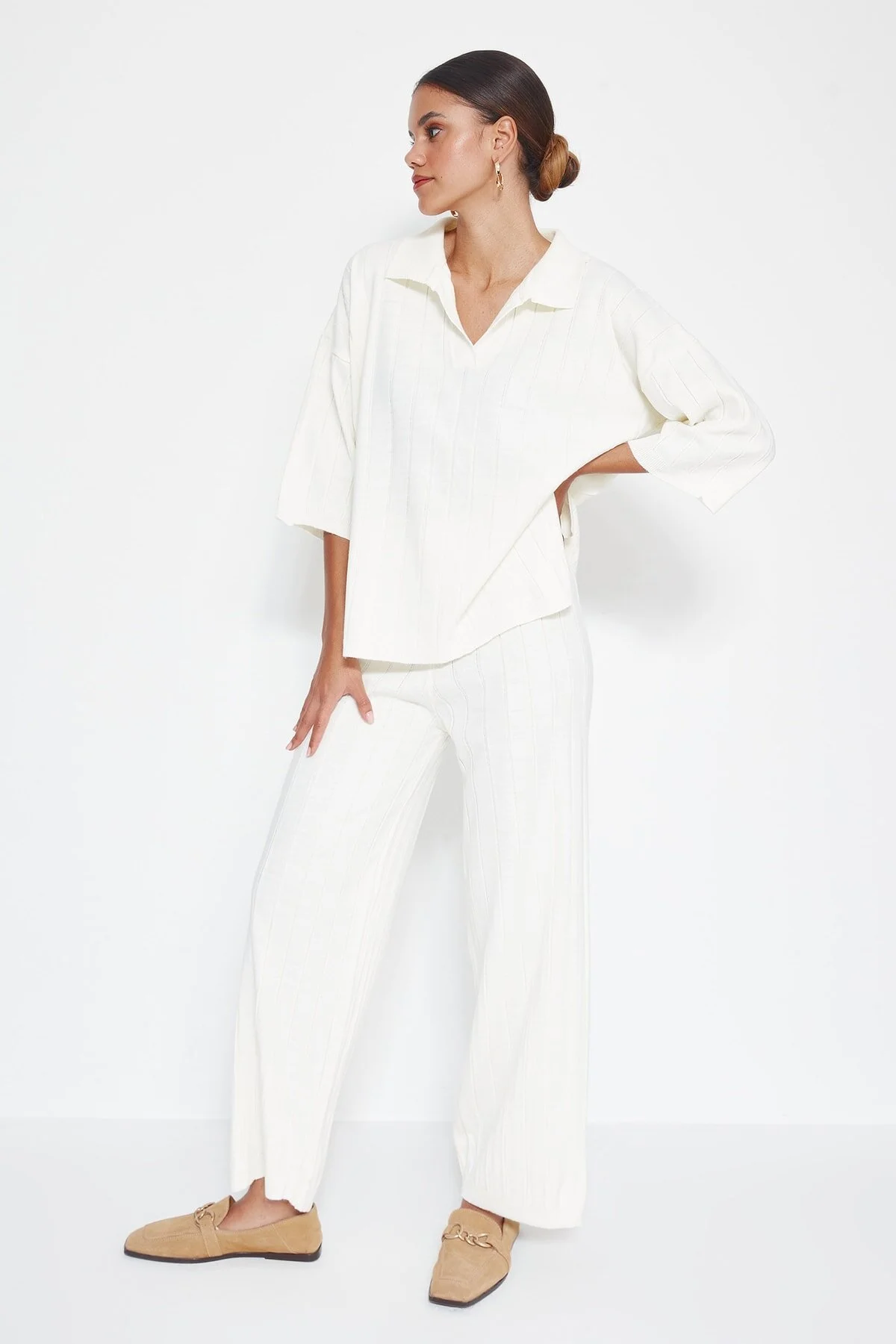 Trendyol Collection  Ecrufarbenes Basic-Set aus Oberteil und Unterteil aus Strick mit Kordelzug TWOSS23AU00029