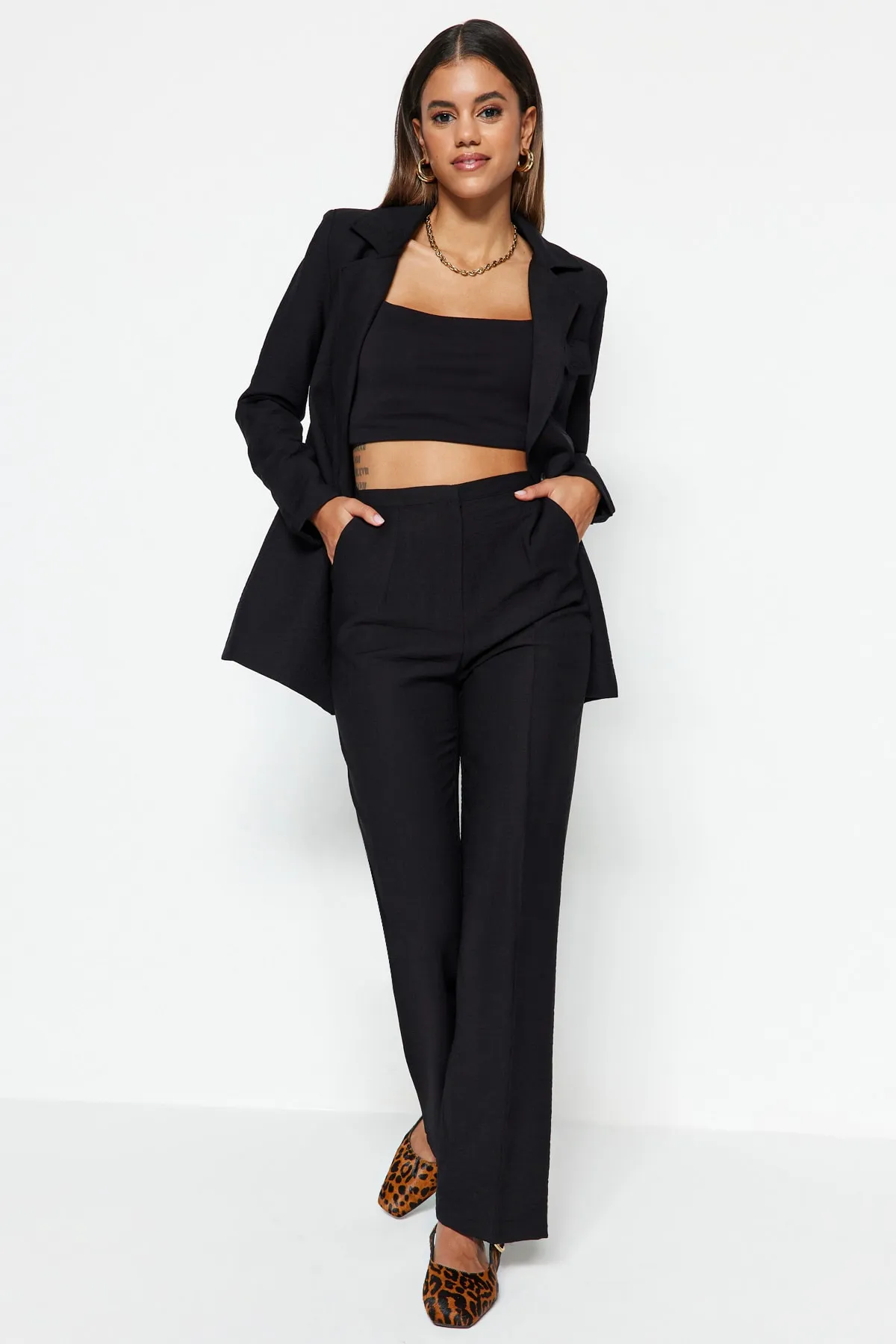 Trendyol Collection  Schwarze, gerade geschnittene, gewebte Hose mit hoher Taille TWOSS23PL00067