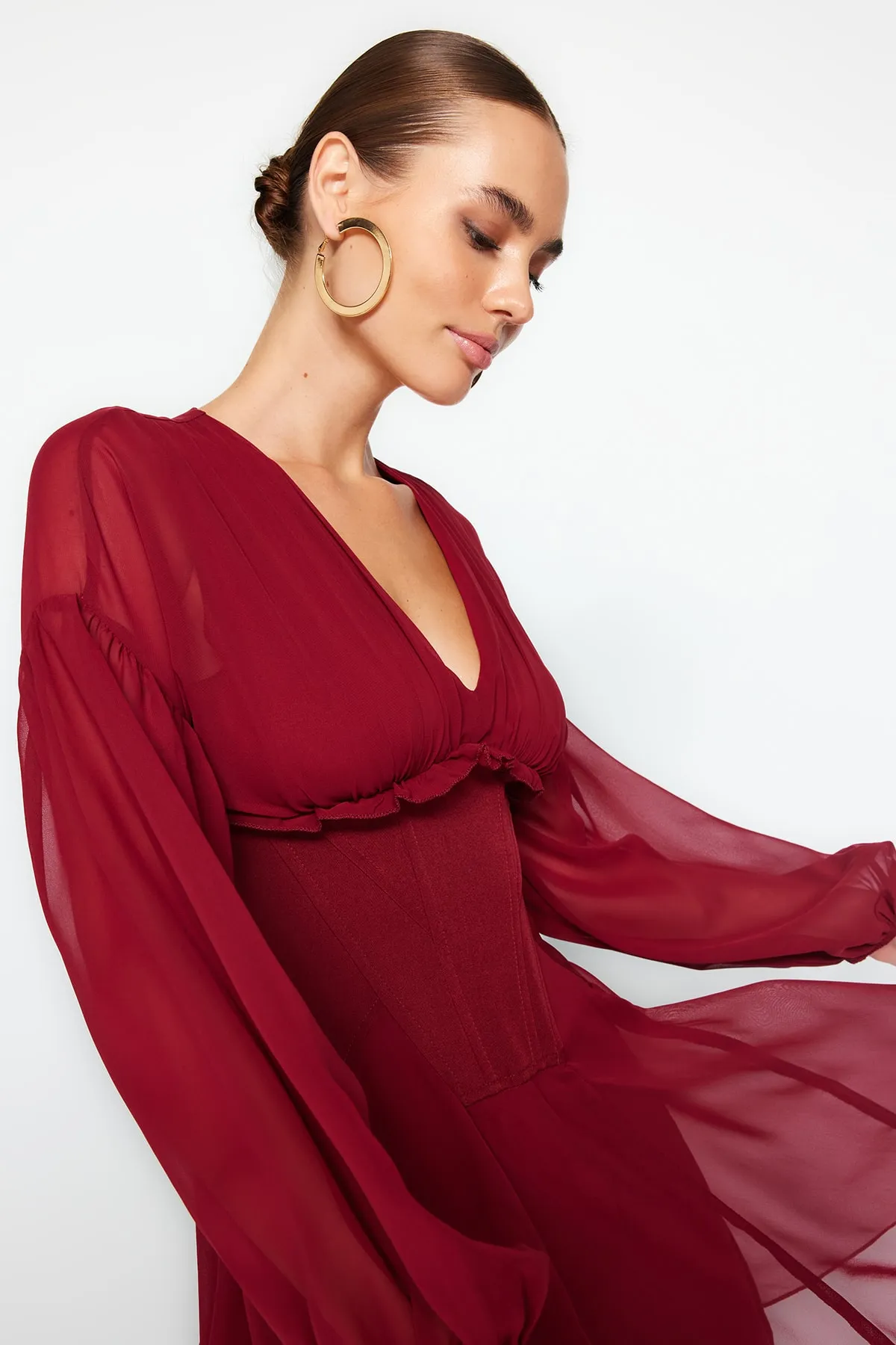Trendyol Collection  Elegantes Abendkleid aus Burgunderrot mit offener Taille/Skater-Chiffon TPRAW24EL00040