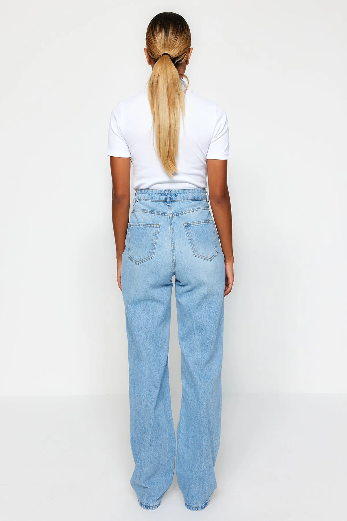 Trendyol Collection  Hellblaue zerrissene Jeans mit hoher Taille und weitem Bein TWOAW23JE00140