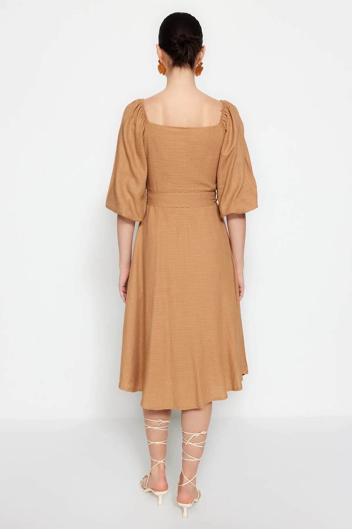 Trendyol Collection  Kamelfarbenes, gewebtes Midikleid mit Gürtel und Knöpfen und quadratischem Kragen TWOSS19IE0009