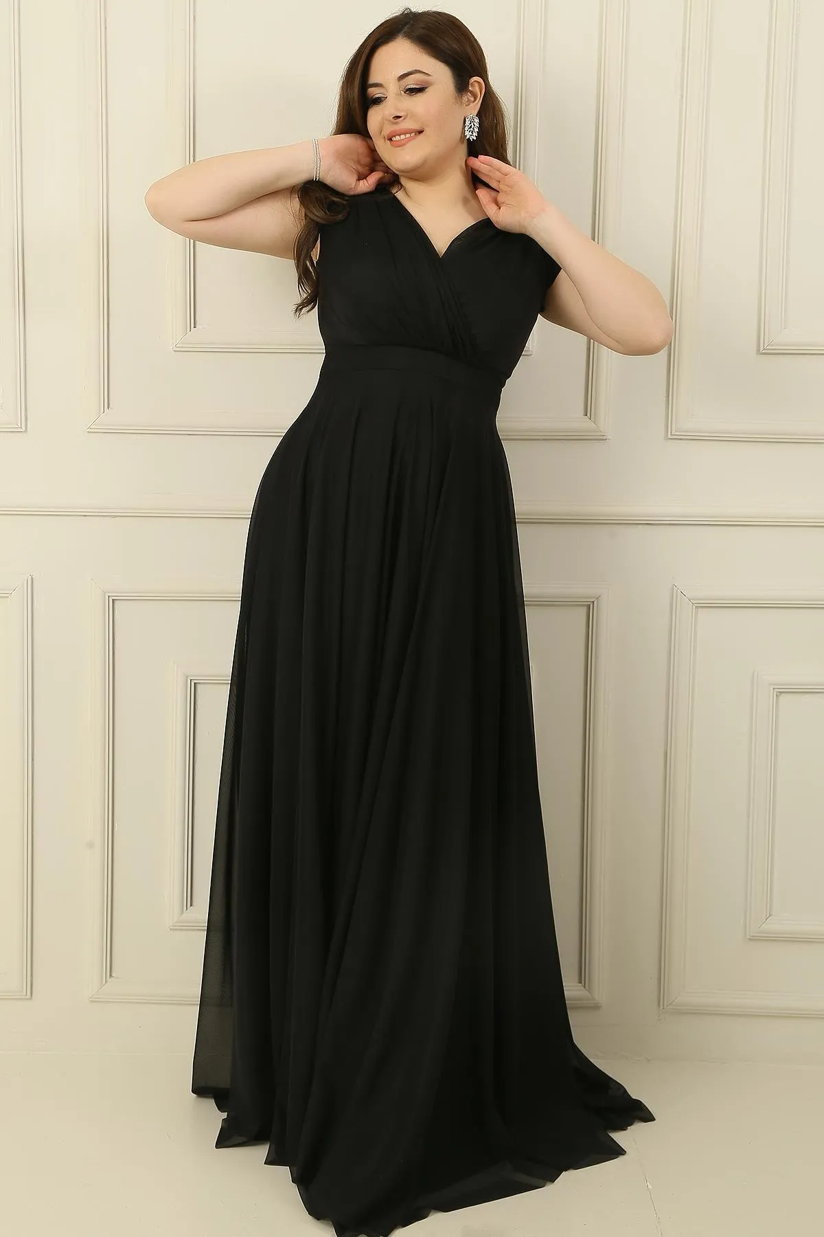 By Saygı  Langes Kleid mit zweireihigem Kragen und gefütterten Nagelärmeln, runder, ausgestellter Chiffon-Tüll in Übergröße