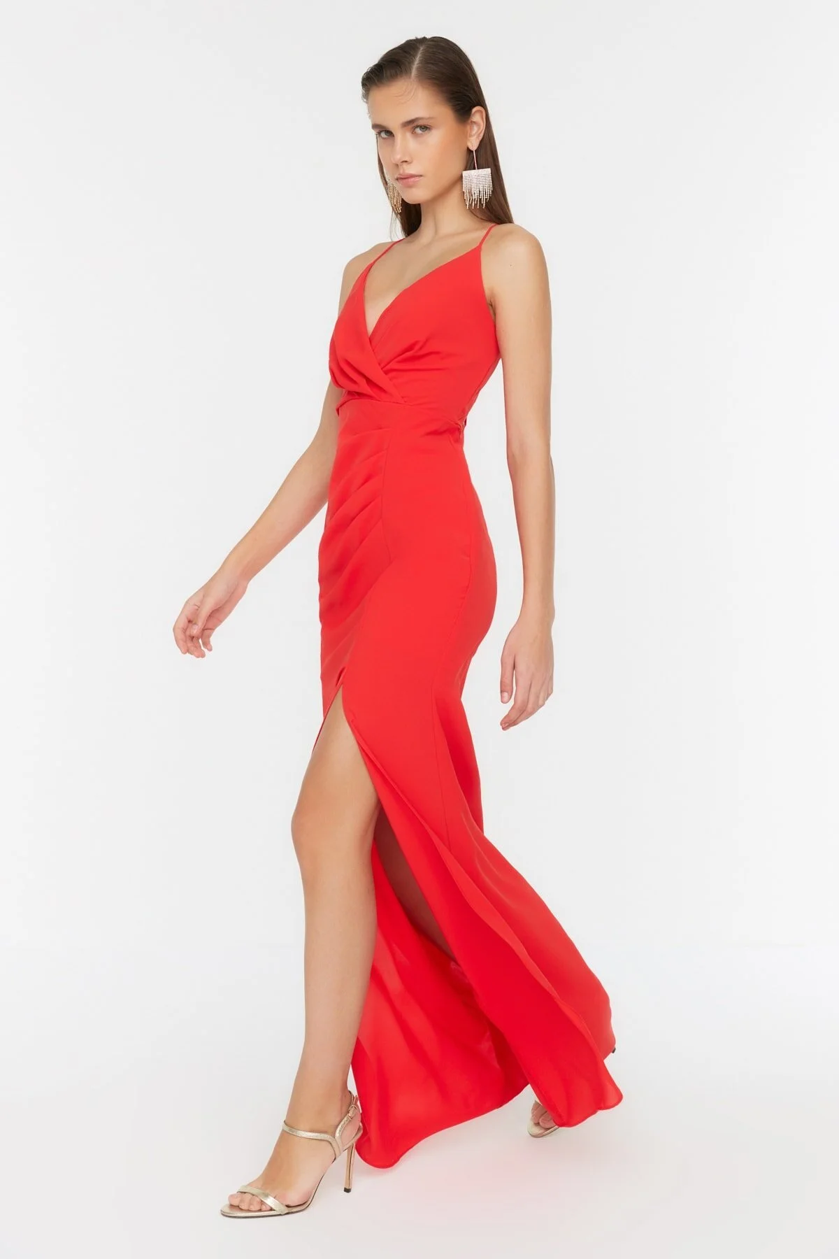 Trendyol Collection  Langes Abendkleid mit rotem Paspeldetail auf der Rückseite TPRSS22AE0012