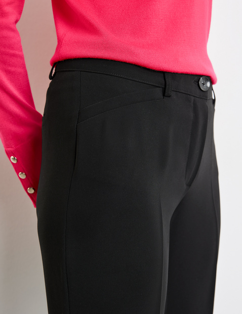 Schlichte Hose mit Bügelfalten