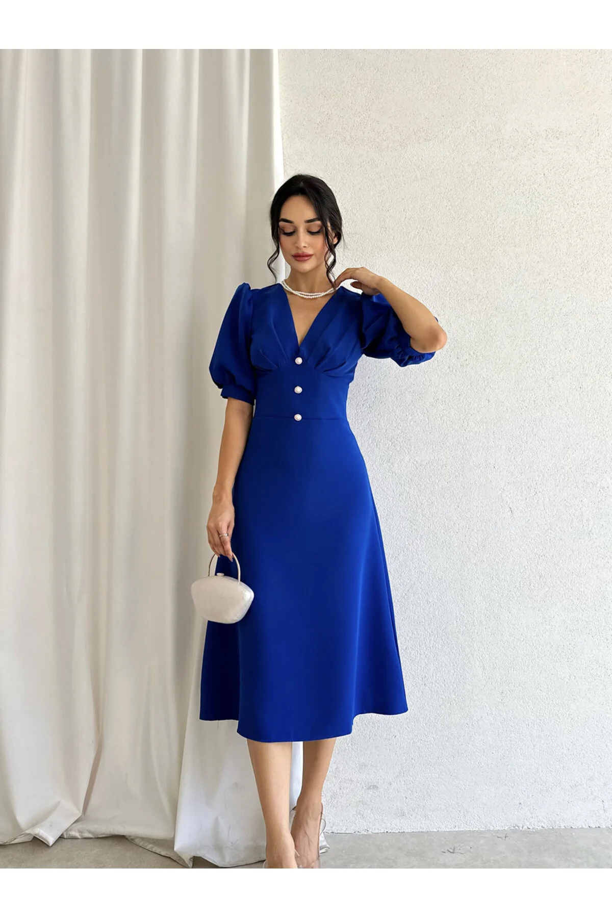Afiş Butik  Saks Blaues Midikleid mit dünnen Knöpfen und halblangen Ärmeln