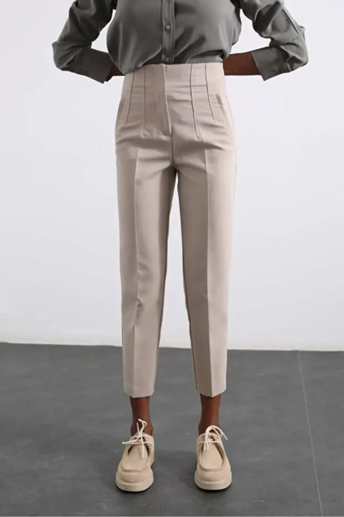 Laluvia  Steinfarbene Stoffhose mit hoher Taille und flacher Vorderseite