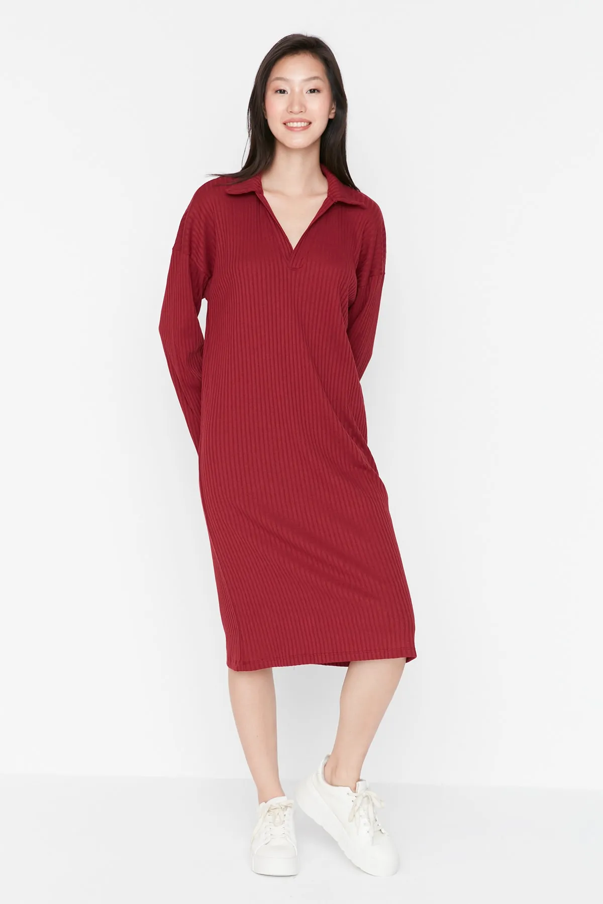 Trendyol Collection  Burgunderfarbenes, schnurgebundenes Strickkleid mit V-Ausschnitt THMAW23EL00006