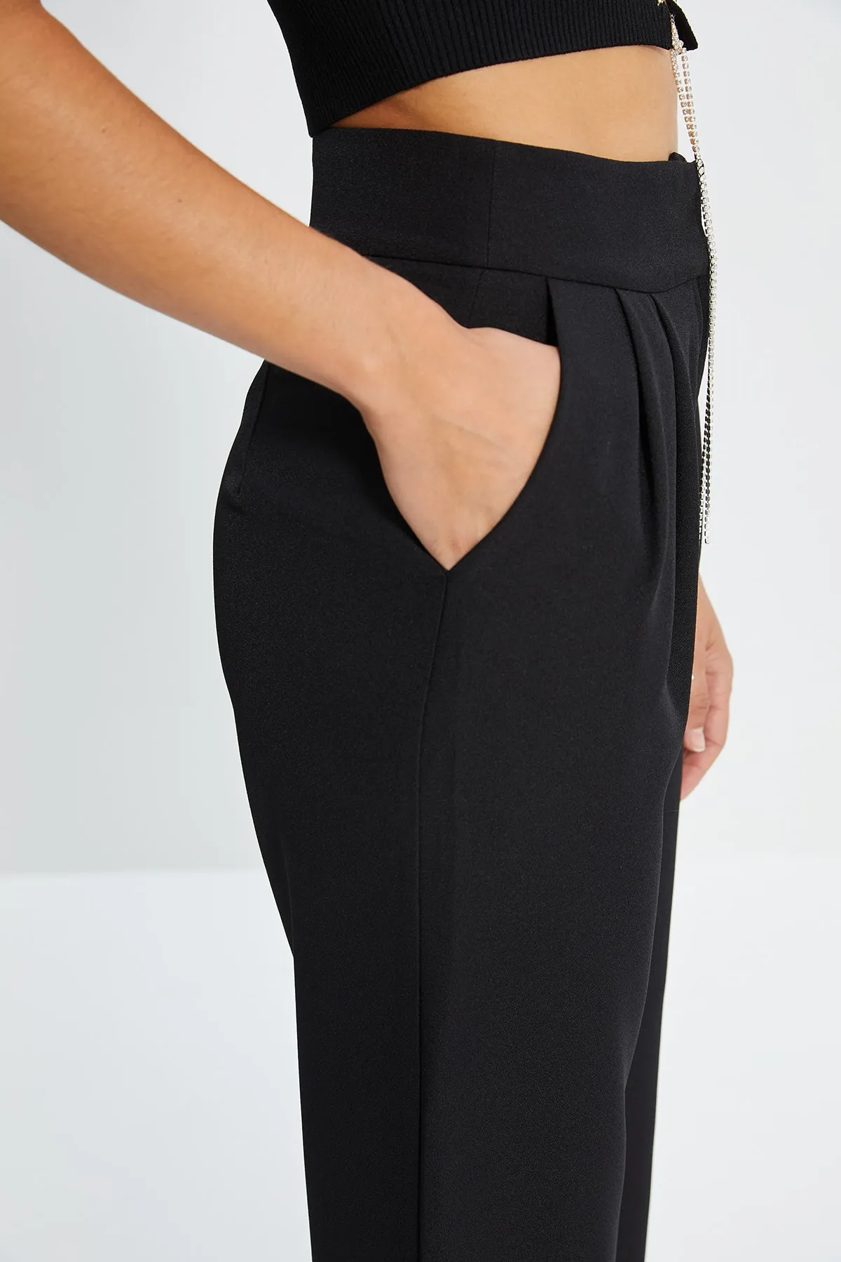Trendyol Collection  Schwarze, gerade geschnittene, plissierte Webhose TWOSS19WX0017
