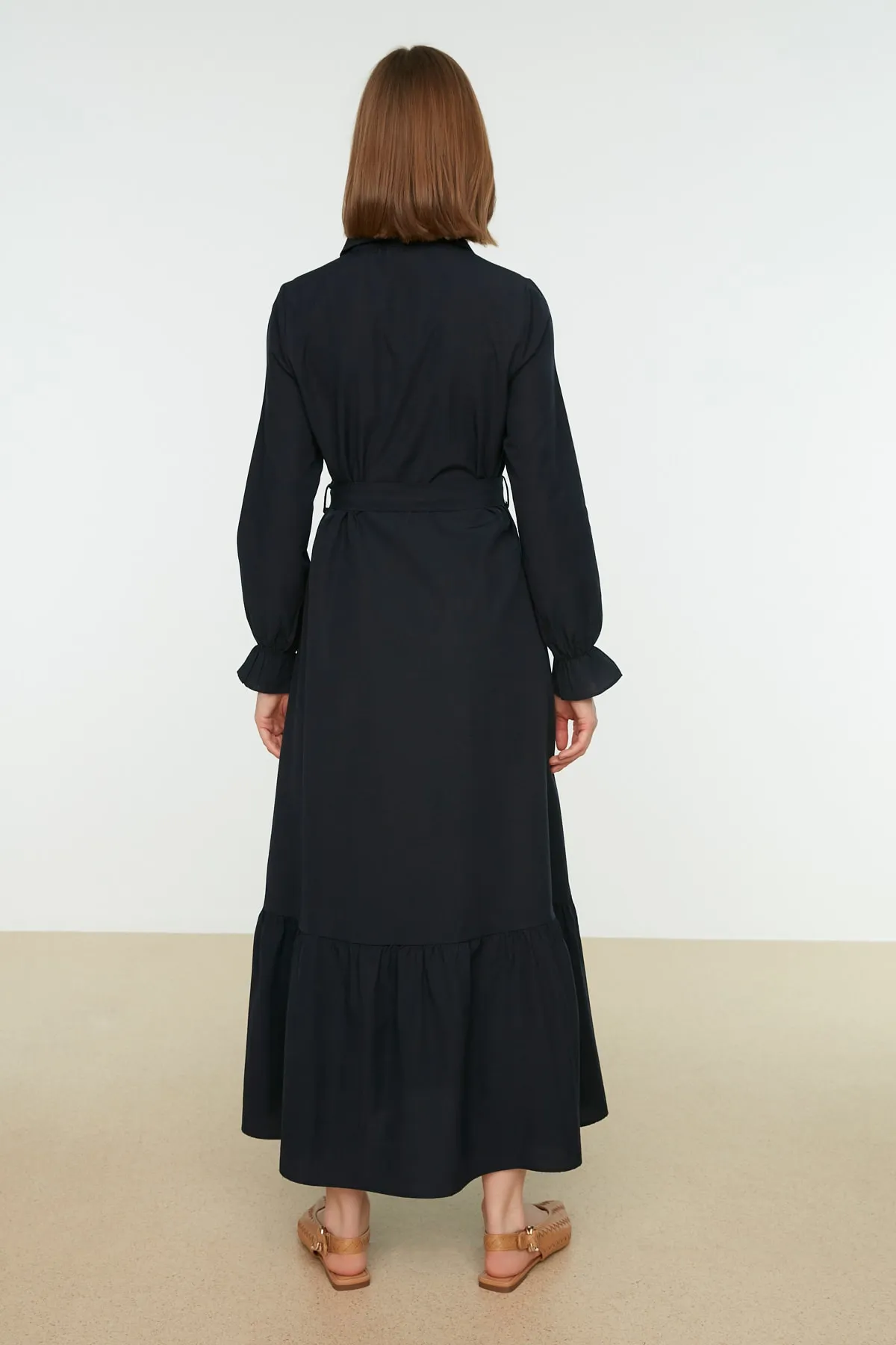 Trendyol Modest  Marineblaues gewebtes Kleid mit Hemdkragen und Gürtel TCTSS22EB0099