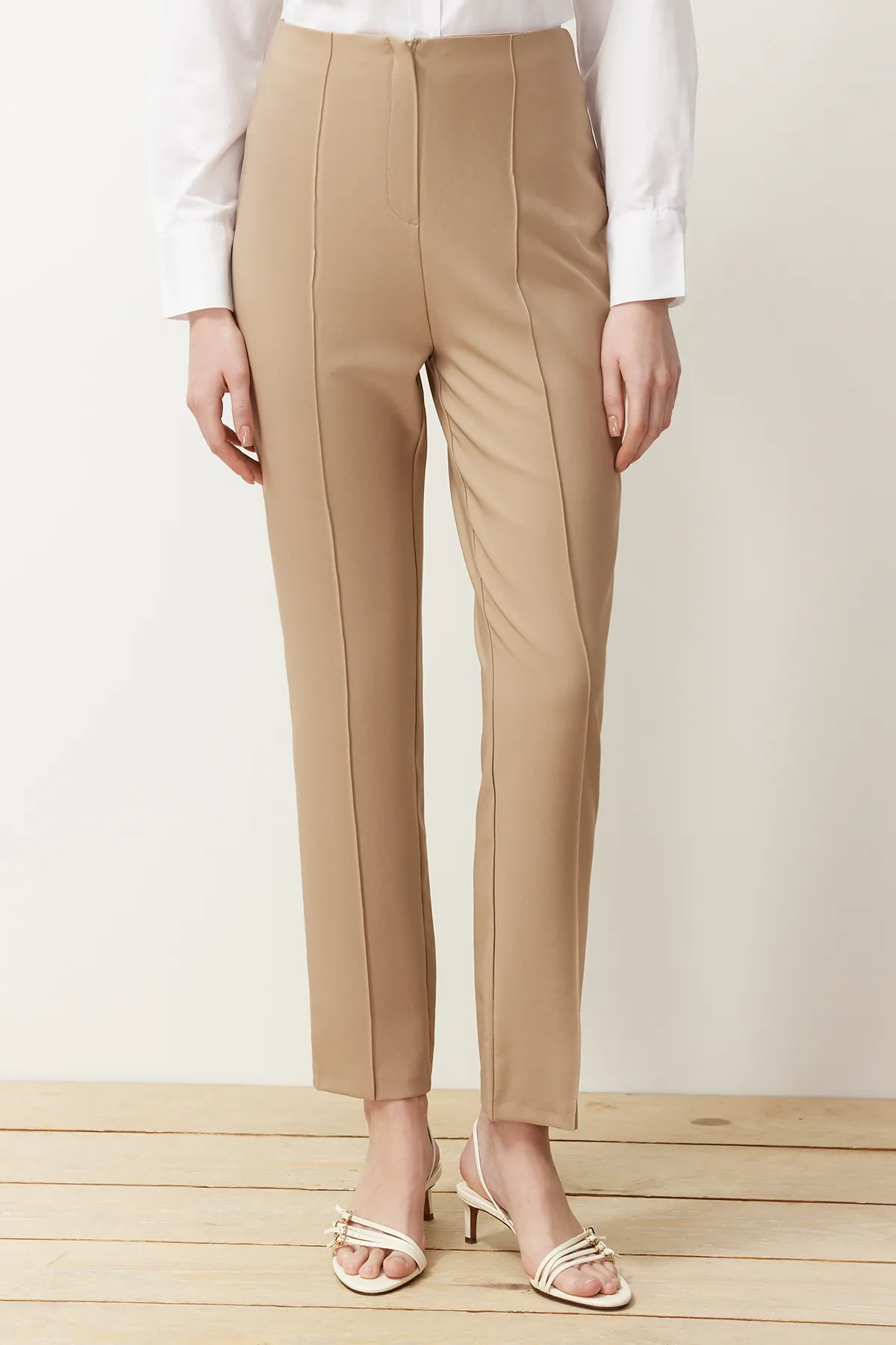 Trendyol Modest  Kamel Accessoire Detailliertes gewebtes Stoff-Westen-Hosen-Unterteil-Top-Set TCTSS24US00035
