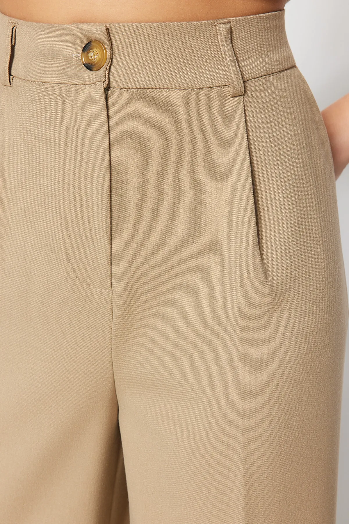 Trendyol Collection  Khakifarbene Hose mit weitem Bein zum Aufbügeln, TWOSS23PL00326