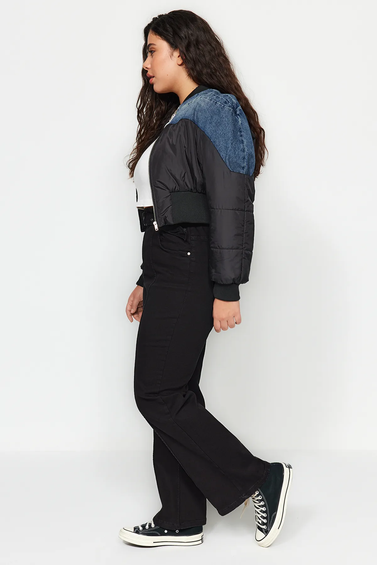 Trendyol Curve  Schwarze High-Waist-Jeans mit Gürtel und Nähten, detaillierte Straight-Fit-Jeans TBBAW24CJ00013