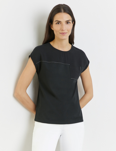 T-Shirt mit Material-Patch und Ziersteinchen